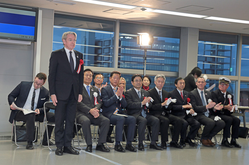 セレモニーの冒頭、列席者の紹介が行なわれた。写真は駐日オーストラリア大使ビル・コート氏（左）と、関西エアポート株式会社 代表取締役社長CEOの山谷佳之氏（右）