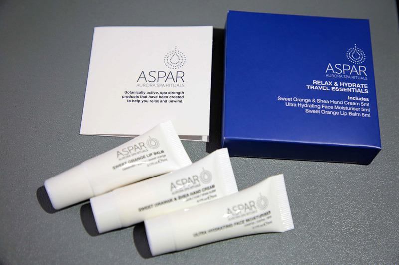 「Rachel Castle」のポーチ。中には写真のクリームのほか、洗顔グッズやソックスも入っている