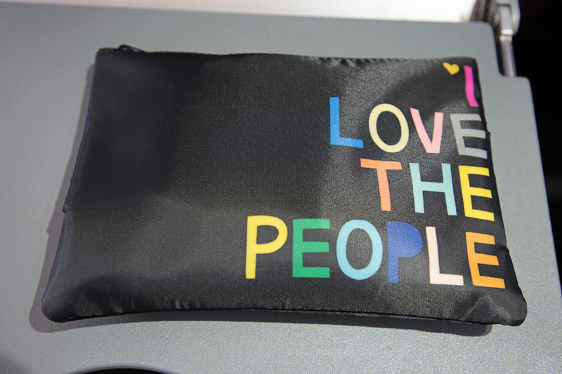 「Rachel Castle」のポーチ。中には写真のクリームのほか、洗顔グッズやソックスも入っている