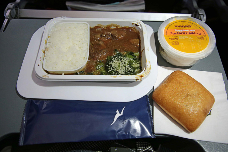 「牛肉とシイタケの蒸し煮にほうれん草の胡麻和えとコシヒカリの白飯を添えて」、チャバータ、パブロバ