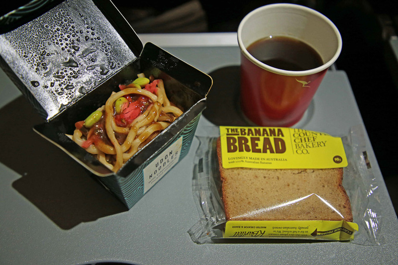 「醤油とチャイブのドレッシングであえたうどんに、枝豆と生姜を添えて」「洋ナシとラズベリーのブレッド」