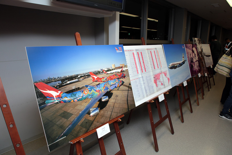 ゲートわきにはカンタス航空の日本路線の歴史を物語るパネルが展示されていた