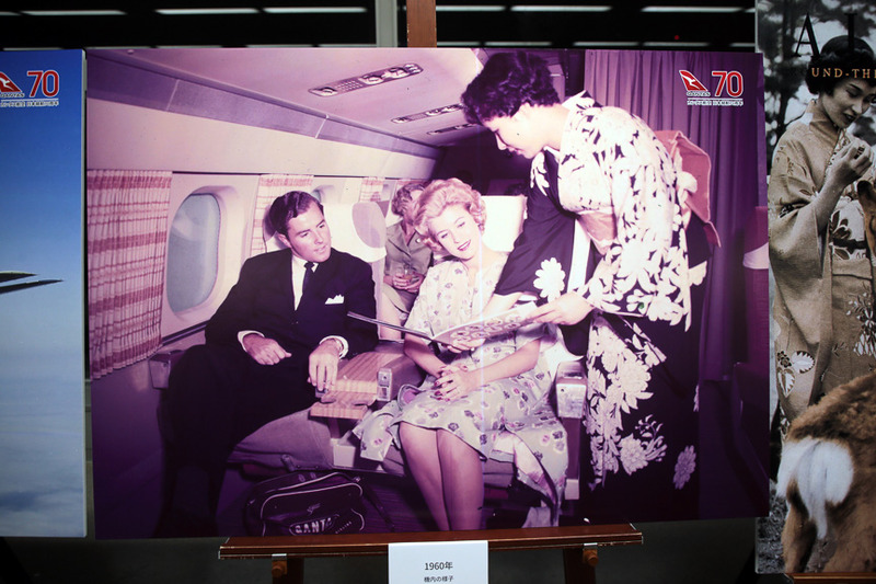 1960年前後の日本路線には、和装の客室乗務員も搭乗した。この機体はロッキード エレクトラ