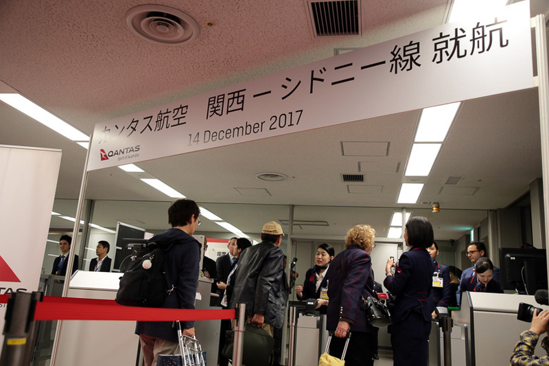 報道陣と関係者らが見守るなか、搭乗が始まる
