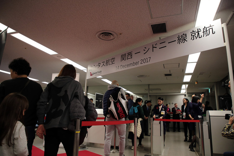 報道陣と関係者らが見守るなか、搭乗が始まる