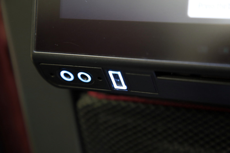 モニターに触れるとイヤホンジャックとUSBコネクタが点灯。手探りで接続する必要がない