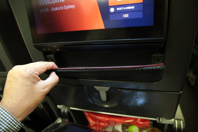 上のポケット。5インチのスマートフォンならすっぽり収まる