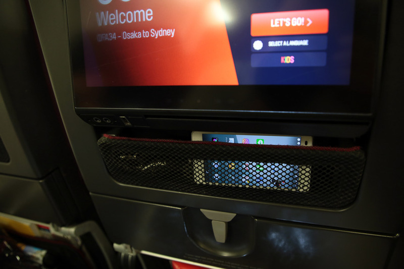 上のポケット。5インチのスマートフォンならすっぽり収まる