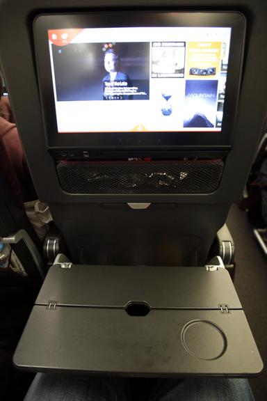 モニターの下のポケットが便利。テーブルはB4サイズほどあり広くて使いやすい