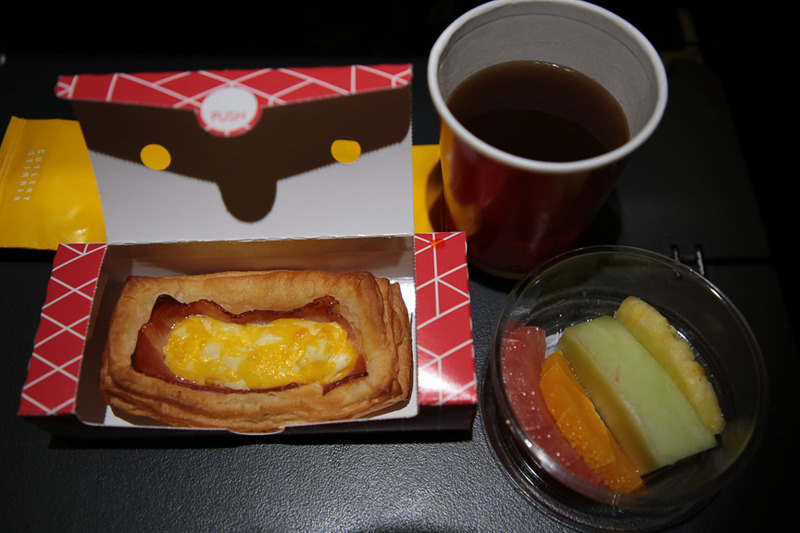 朝食はベーコンと卵のペーストリーをチョイス。季節のフルーツが付く