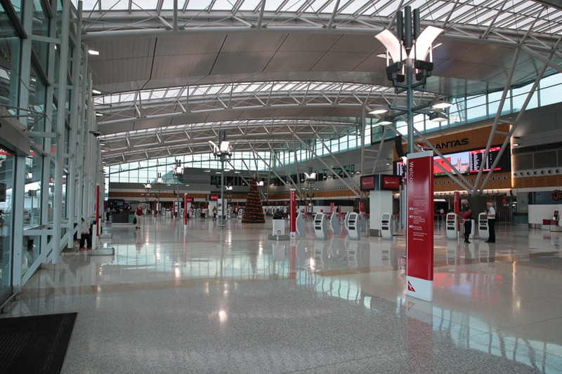 国内線の出発ロビー全景。コンパクトで機能的にまとまっている