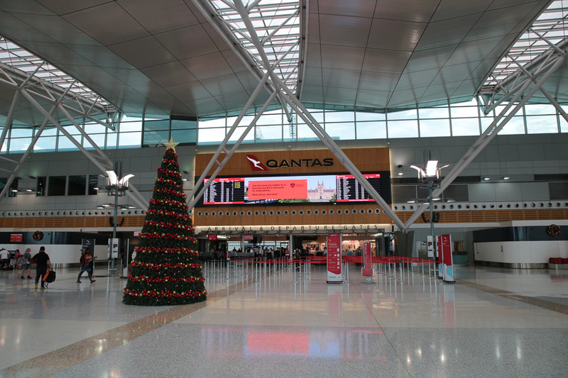 国内線の出発ロビー全景。コンパクトで機能的にまとまっている