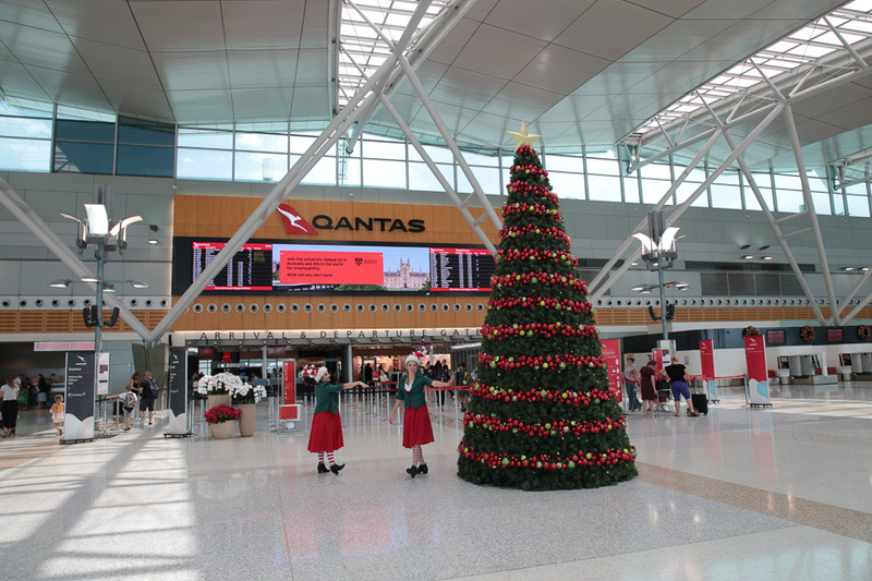 訪問した時期はクリスマスの直前。ロビーには巨大なツリーと、その前で涼しげな声で歌う2人の女性がいた