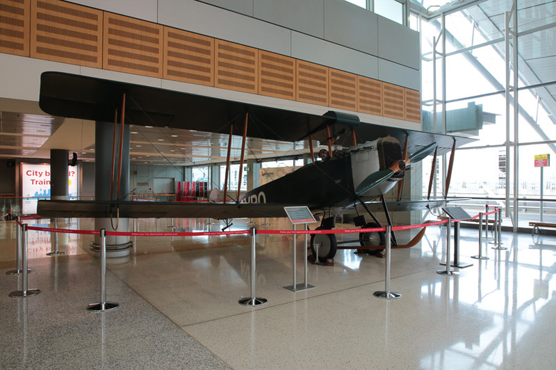 片隅に展示されている複葉機はなんとカンタス航空1号機。「The First Qantas Aircraft」こと、アブロ 504K型機