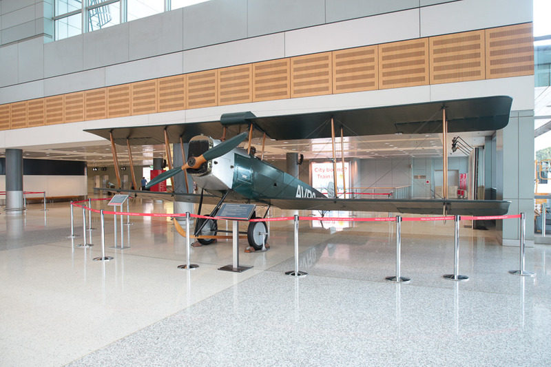 片隅に展示されている複葉機はなんとカンタス航空1号機。「The First Qantas Aircraft」こと、アブロ 504K型機