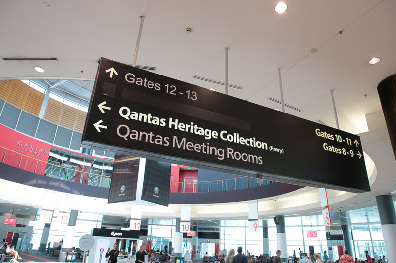 8～13番ゲートは円形に並んでいる。その手前に案内板がある