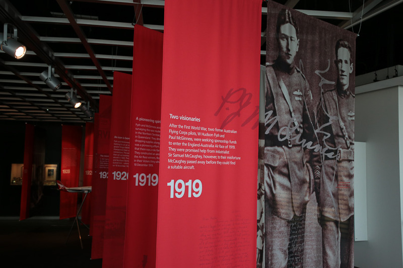 カンタスの歴史がタペストリーに書かれ、年代順に並んでいる