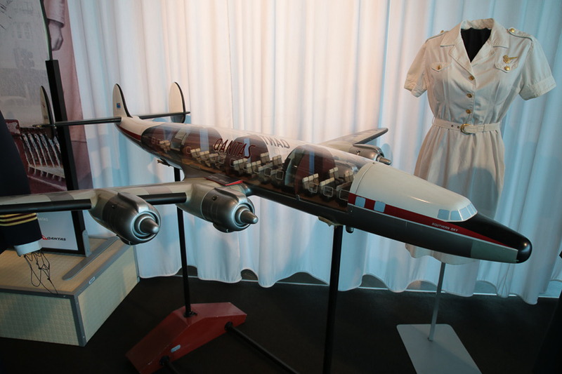 ロッキード スーパーコンステレーションの模型と、当時の客室乗務員の制服