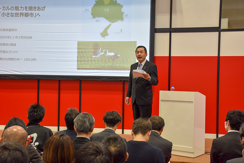 講演は満席。立ち見が出るほどだった