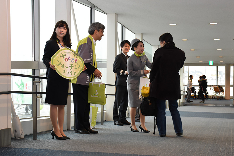 高橋社長自ら「当たりますように！」と利用者にクッキーを手渡した
