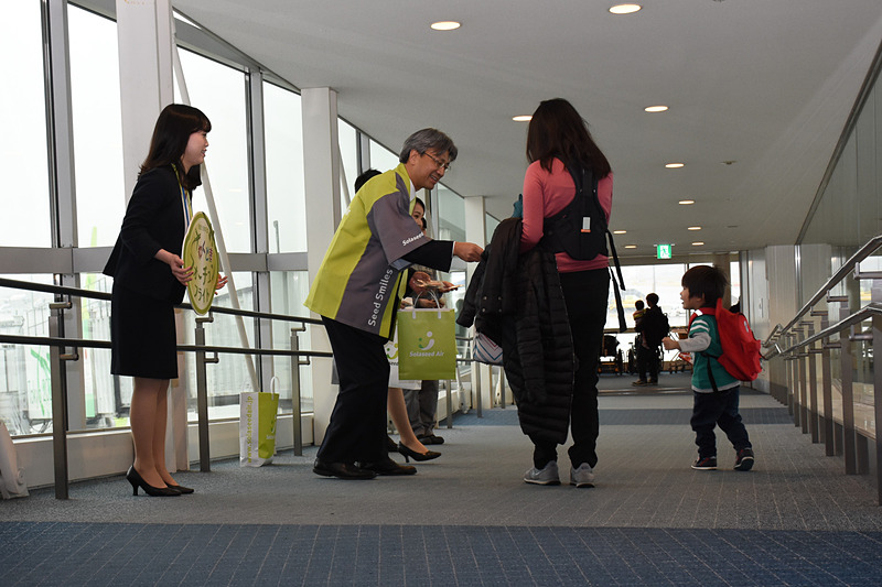 高橋社長自ら「当たりますように！」と利用者にクッキーを手渡した