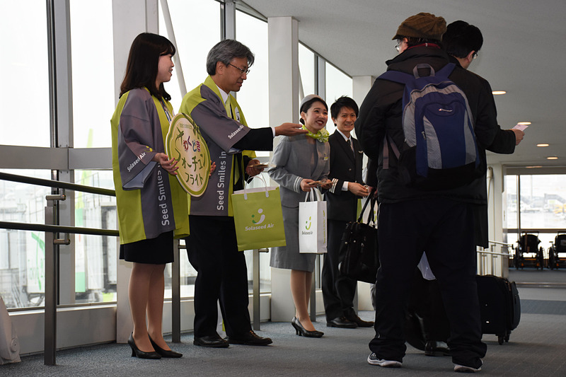 高橋社長自ら「当たりますように！」と利用者にクッキーを手渡した