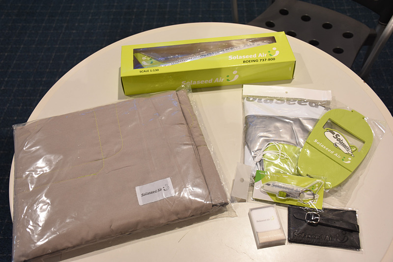 モデルプレーン（上）は2等の賞品。3等のオリジナルグッズは、ブランケット（左下）かグッズ詰め合わせ（右下）のどちらかが当たる