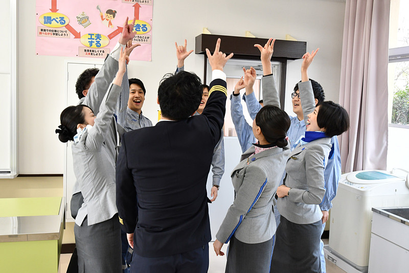 教室開始前に講師を務めるANAスタッフが円陣を組んで気合を入れる