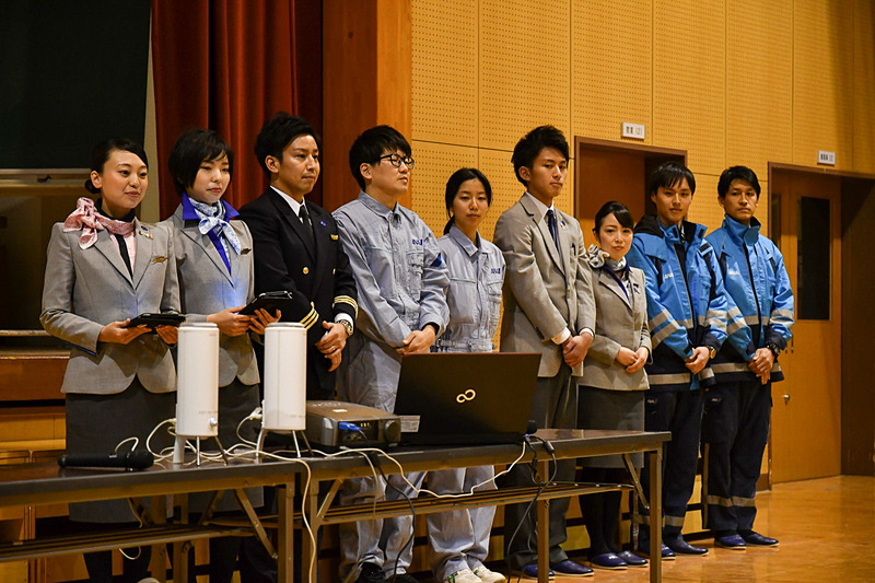 ANAの講師陣が待つ体育館に6年生も集合