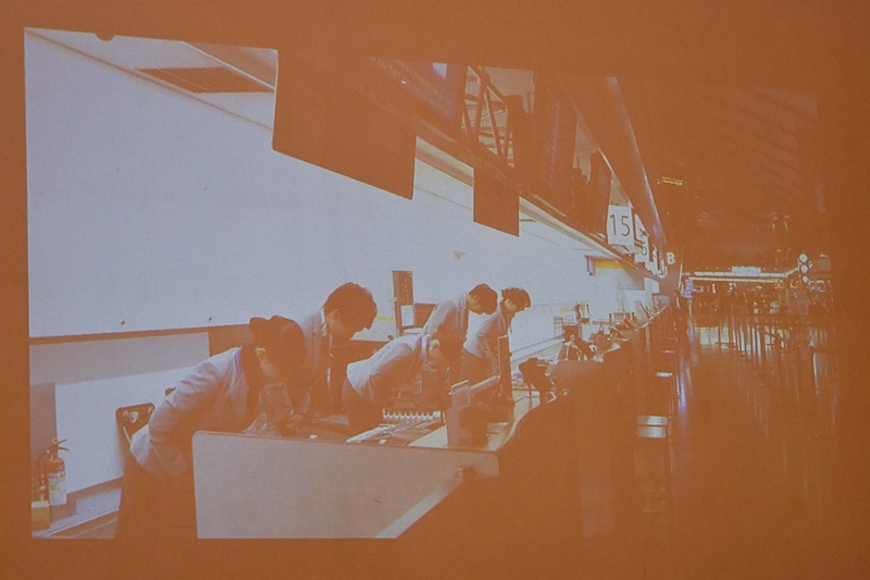 パイロットや整備士が働いている様子が映し出される