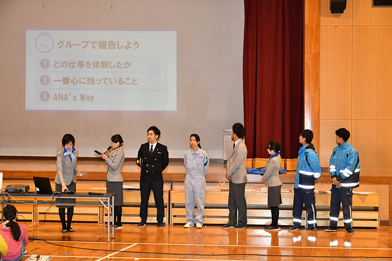 体育館に集合し、各職種で学んだことや感じたことをシェア