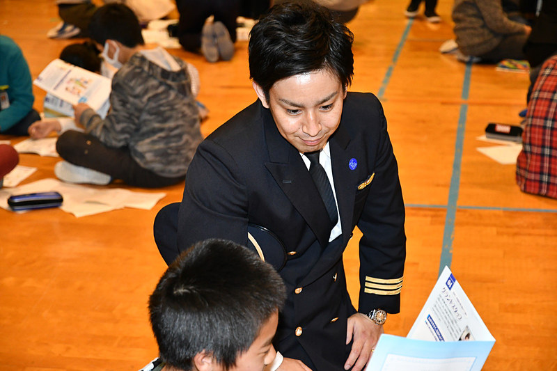 講師たちも子供の発表に耳を傾けていた
