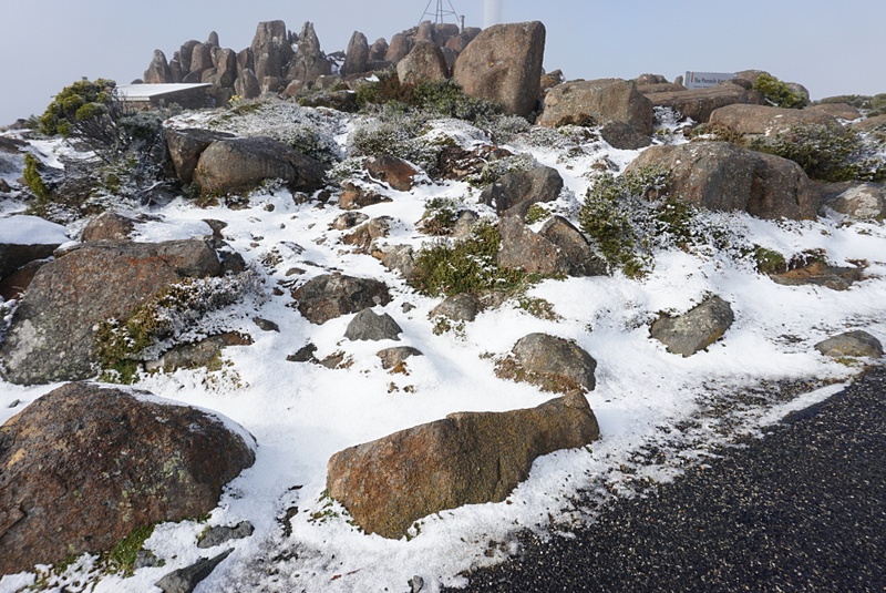 ホバートから30分ほどで到着するウェリントン山の山頂。路面は凍結していなかったが、頂上付近の外気温は0℃。霜が降りるほどの寒さだった
