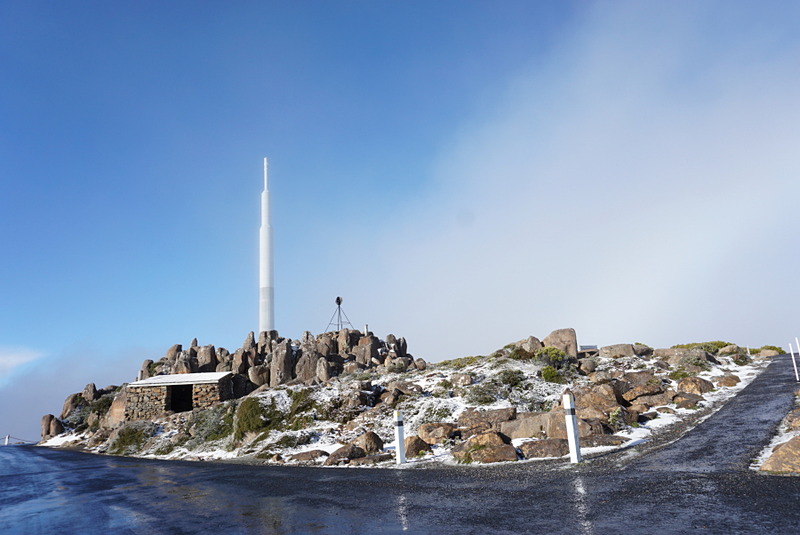 ホバートから30分ほどで到着するウェリントン山の山頂。路面は凍結していなかったが、頂上付近の外気温は0℃。霜が降りるほどの寒さだった