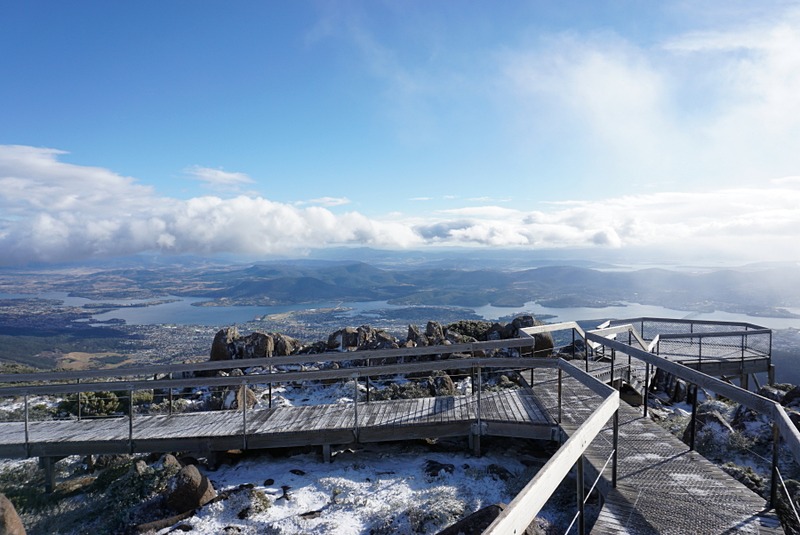 山頂からはホバートの町や遠くの山が一望できる壮大な景色だった