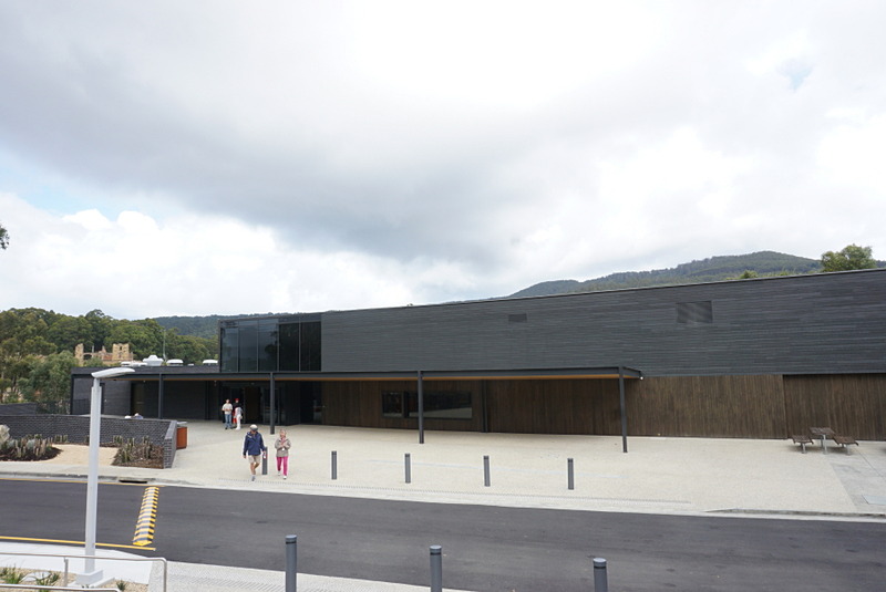 流刑地時代の刑務所をはじめ、多くの遺構や再現された当時の建物などを見学することができる。施設内には32カ所の建造物があり、地区ごとにそれぞれの役割が異なっている。桟橋から渡し船もあり、全部を見て回ると2～3時間では見切れないほどだった