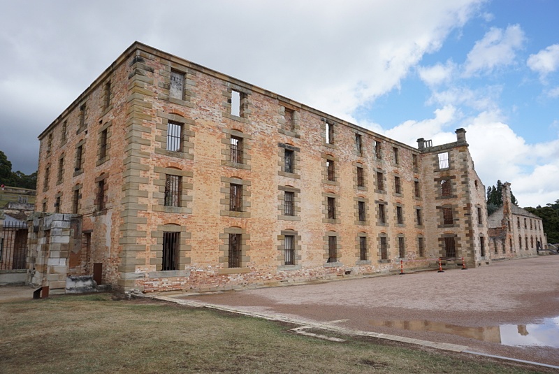 流刑地時代の刑務所をはじめ、多くの遺構や再現された当時の建物などを見学することができる。施設内には32カ所の建造物があり、地区ごとにそれぞれの役割が異なっている。桟橋から渡し船もあり、全部を見て回ると2～3時間では見切れないほどだった