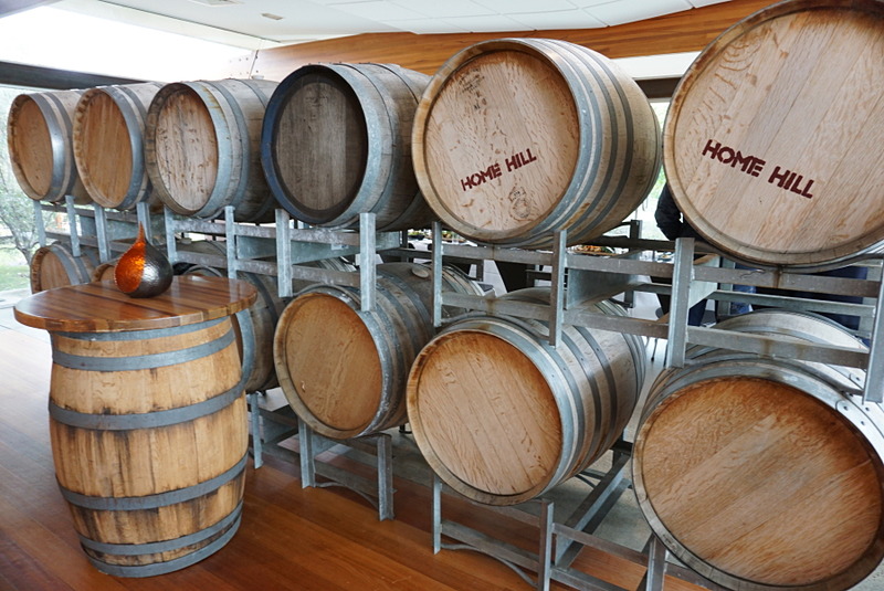 試乗会の途中に立ち寄ったワイナリー。多種のブドウを栽培していて、白ワイン、赤ワインともにフレッシュなタイプから重厚なモノまで多くの種類があるという