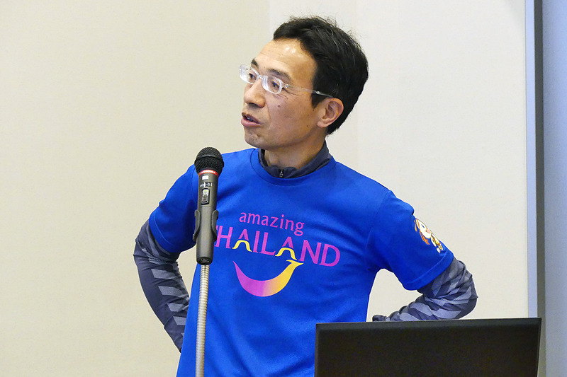 ランニングマガジン・クリール 元編集長 樋口幸也氏。チェンマイマラソンはゼッケンに国旗が付いているので、どこの国から来たかが分かるのがよいとのこと。そんな細かいポイントを知っているのも各地を走っているからこそだろう