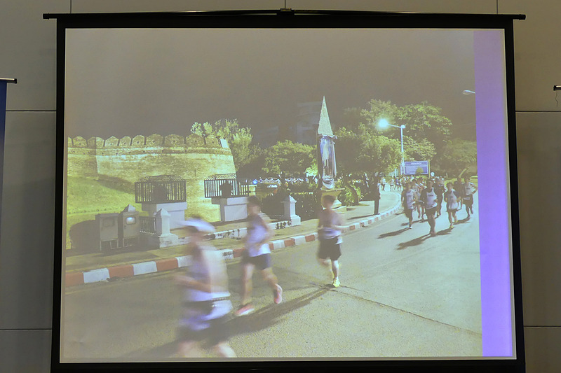 タイのマラソンの多くは真夜中もしくは早朝の真っ暗ななかスタートする