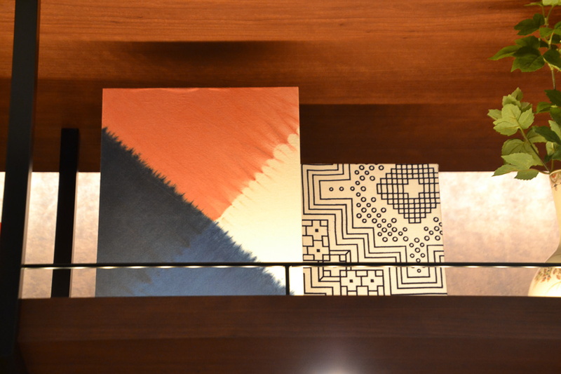 奄美泥染の生地（左）、奄美大島 龍郷（たつごう）スミ千代柄の生地（右）