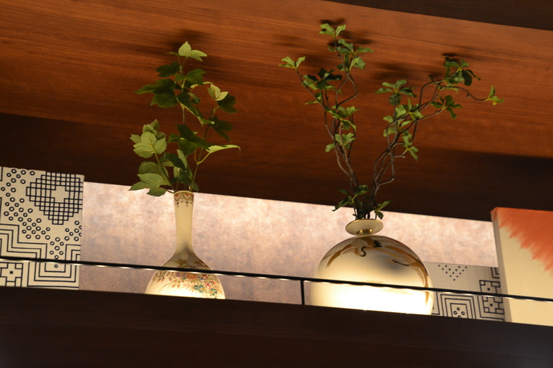 沈壽官窯（ちんじゅかんがま）の焼物。沈壽官窯は400年以上続く薩摩焼の窯で、このサクララウンジのために特別に製作したもの。右側の焼き物には鶴が描かれている