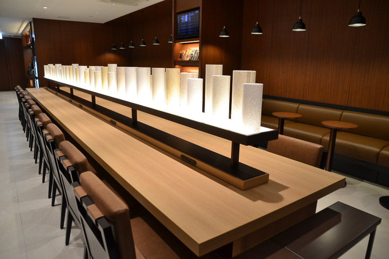 メインエリア。和紙で作られた照明が印象的