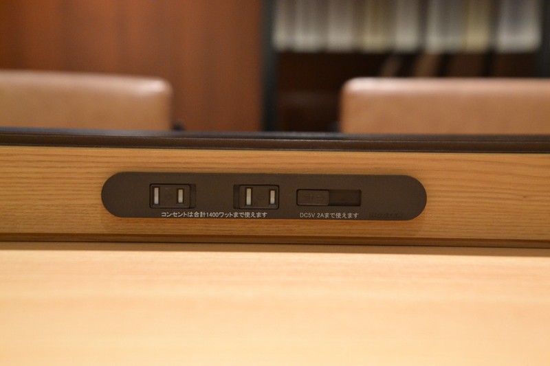 各席にAC電源とUSB充電ポートを設置