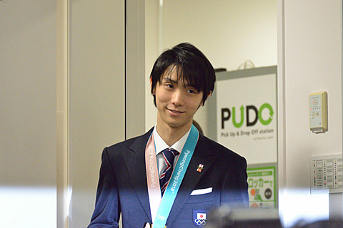 Ana 羽生結弦選手の金メダル祝勝会を開催 フィギュアスケート男子シングル2連覇を社員がお祝い 記念品は家族分のファーストクラス航空券 トラベル Watch