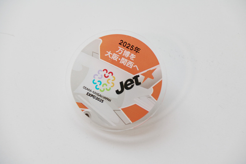 乗客にプレゼントされた記念品のステッカー、ピンバッジ、クリアファイル