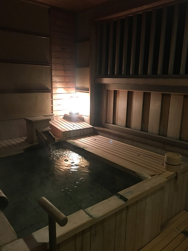 部屋にある露天風呂が夜はムーディ。はしゃぐ妹たちを横目に横になる祖母と私