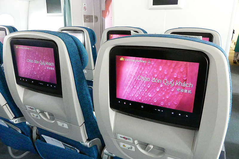 エコノミークラス。天井のLED照明はドリームライナーの特徴