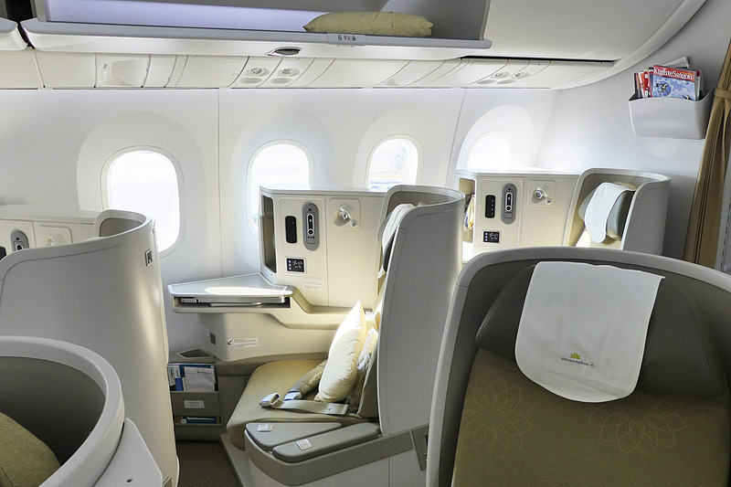 全28席あるビジネスクラスは1-2-1の配列で全席通路側。ヘリンボーン型といって席が斜めになっているレイアウト。こちらも天井のLED照明がステキ