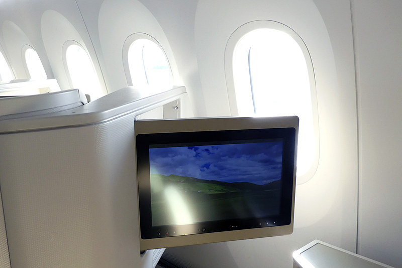 可動するプライベートモニターは15.4インチ